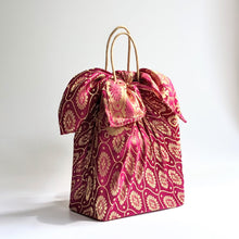 Load image into Gallery viewer, Wrapping with Fabric: Your Complete Guide to Furoshiki - The Japanese Art of Wrapping