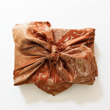 Load image into Gallery viewer, Wrapping with Fabric: Your Complete Guide to Furoshiki - The Japanese Art of Wrapping